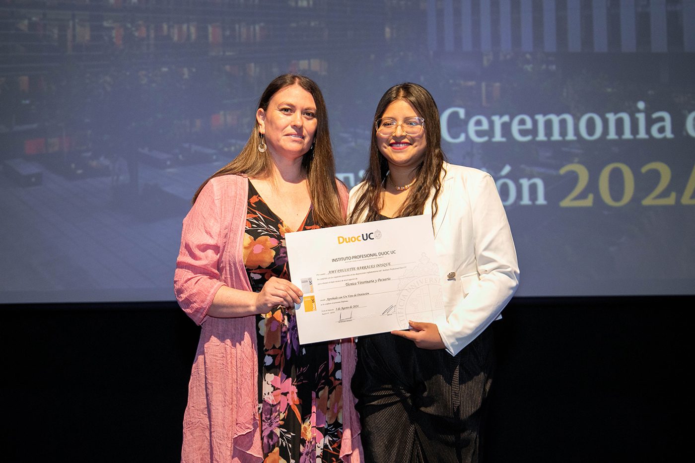Entrega de diploma durante la ceremonia